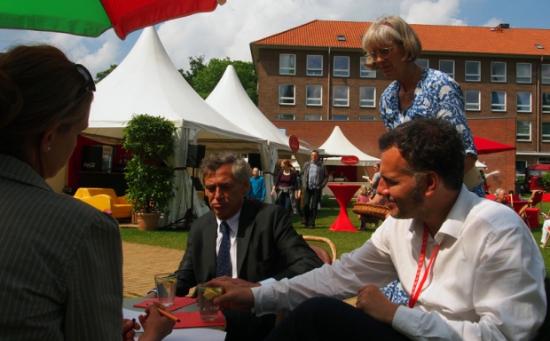 Sabine Fordemann serviert Bürgermeister Bernd Saxe (l.) mit seinem Team einen Kaffee.